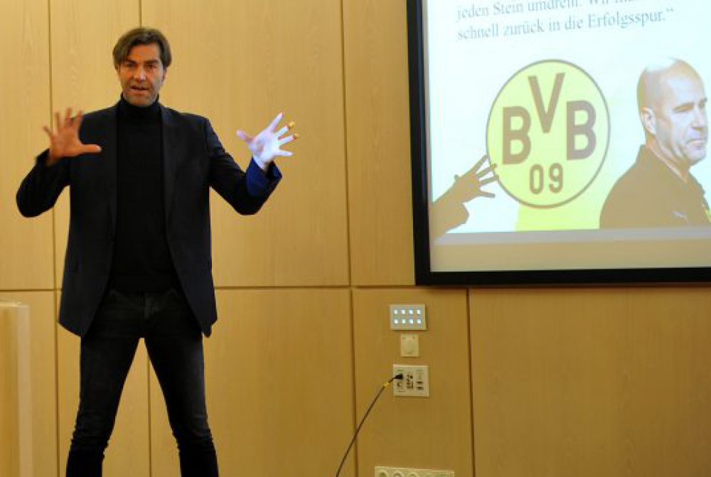 Dr. Michael Neumann hielt einen packenden Vortrag mit dem Thema „Führen in schwierigem Terrain“ Foto: Bernhard Schlütter Bild